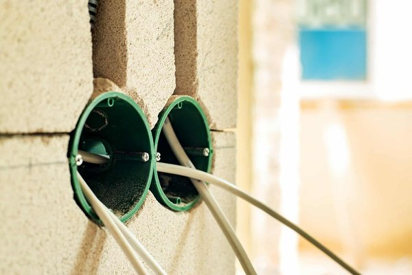 Quali passaggi seguire per installare una barra stabilizzatrice aftermarket su una berlina sportiva?