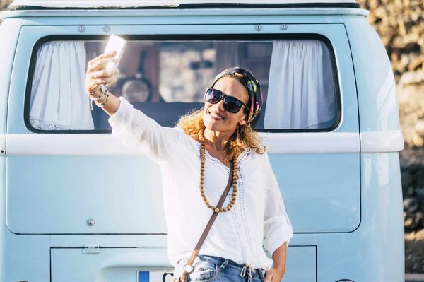 Come integrare accessori in pelle intrecciata per un look bohémien?