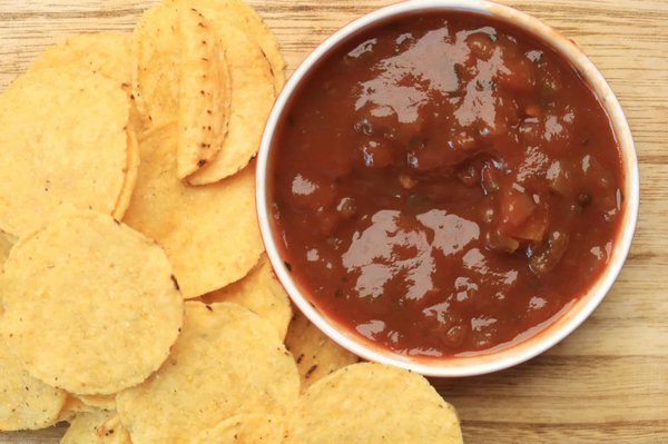 Come si realizza una salsa di noci per pasta fresca seguendo la tradizione ligure?